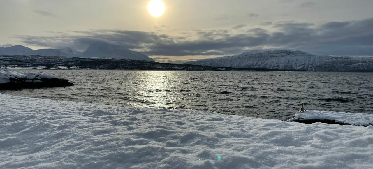 Fjord norvégien avec neige