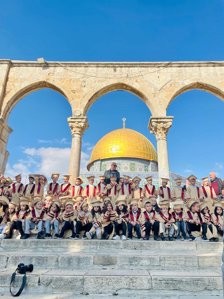 Enfants palestiniens assis devant la mosquée Al-Aqsa