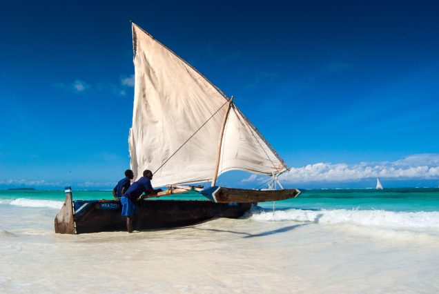 deux hommes avec leur voilier zanzibar