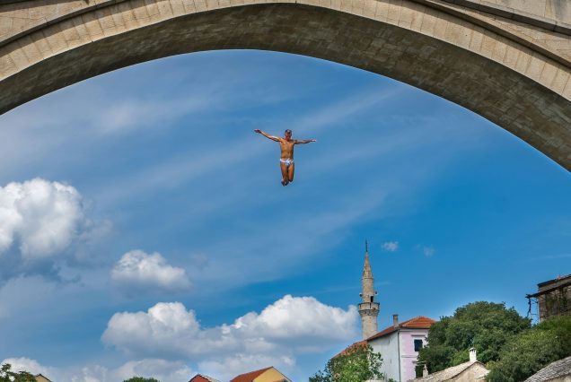 homme saute du pont de mostar