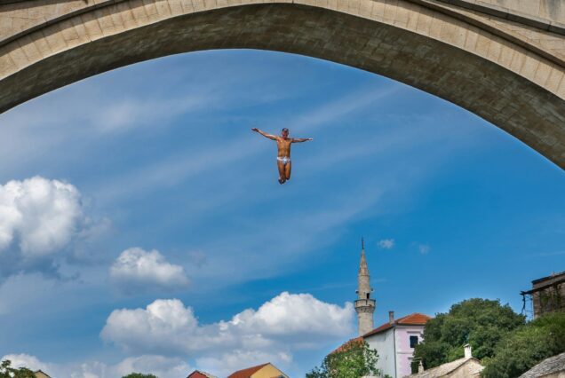 Homme, saute du pont de Mostar, Bosnie