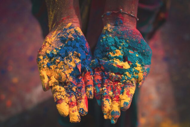 Mains colorées, Inde