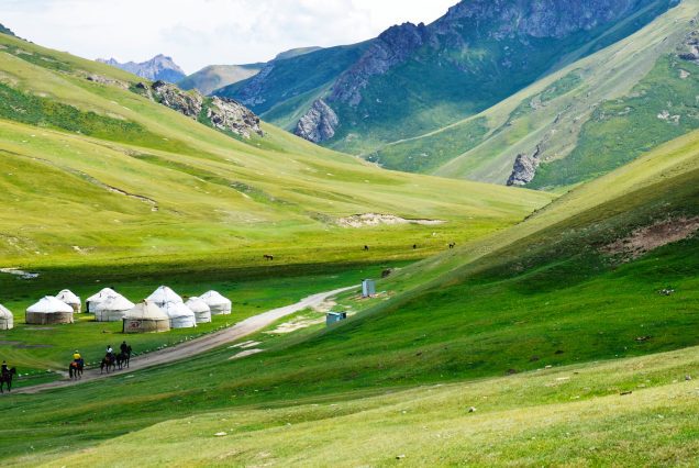 steppes kirghizistan montagne vertes