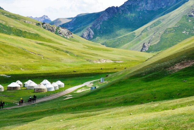 Steppes Kirghizistan, montagnes vertes