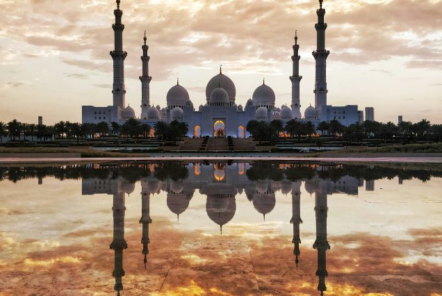 Mosquée turque avec reflet sur l'eau