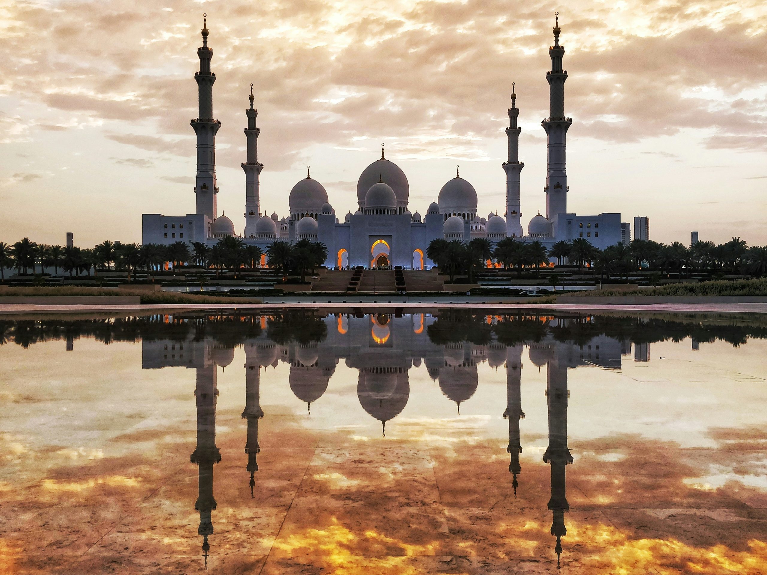 Mosquée turque avec reflet sur l'eau