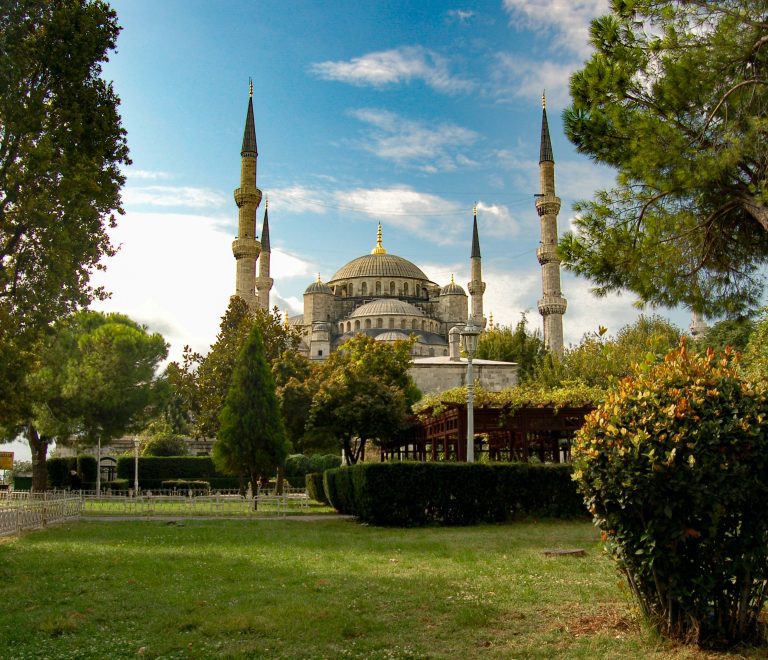 mosquée turquie avec jardin