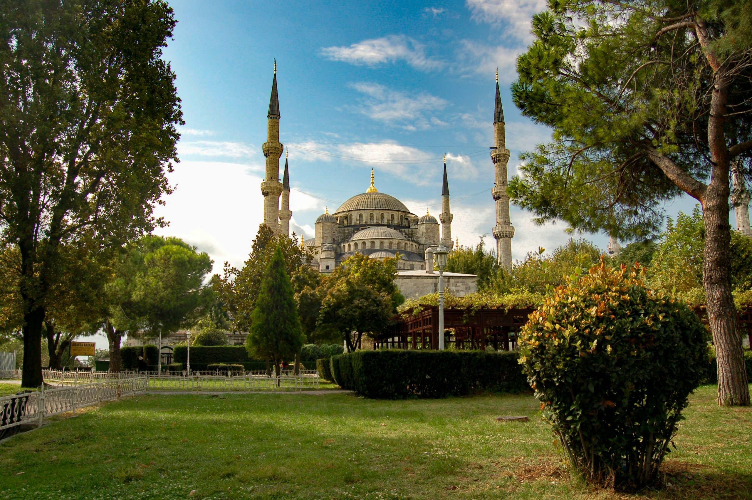 mosquée turquie avec jardin