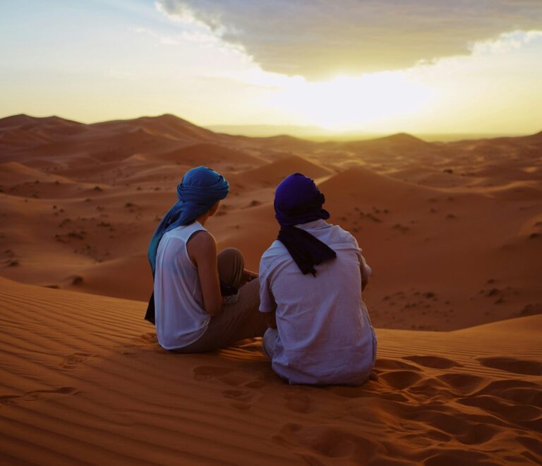 Deux femmes assises dans le désert, Maroc