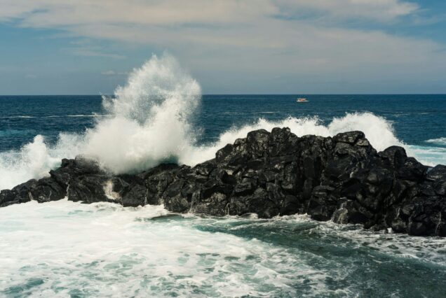 Vague frappant un rocher, île de la Réunion