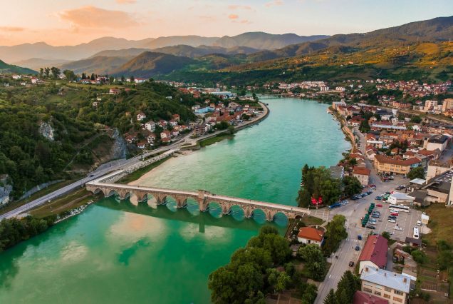 pont sur une riviere bosnie