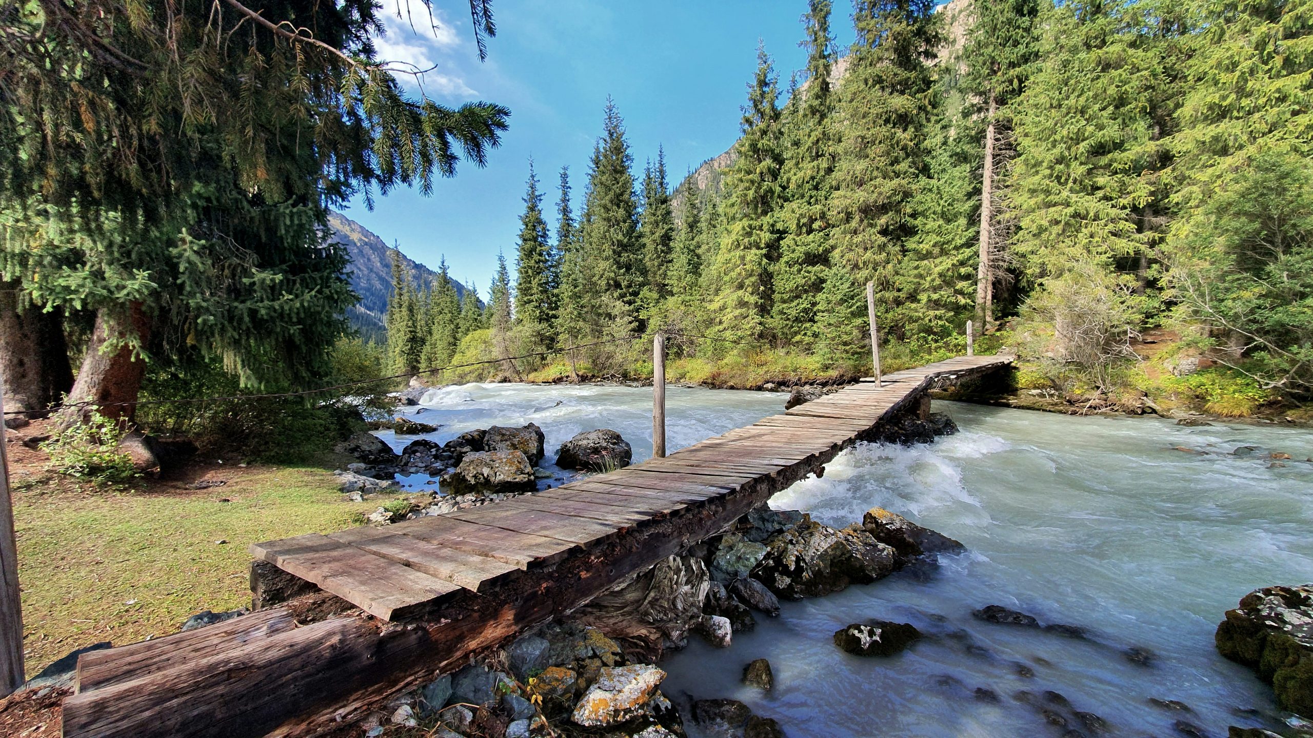 pont sur une riviere kirghizistan