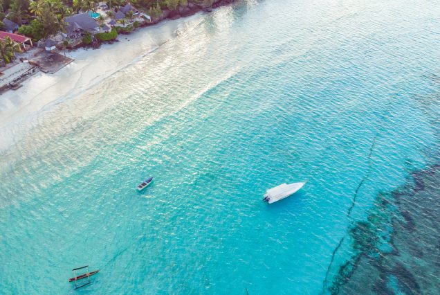 bateau sur l'eau transparente