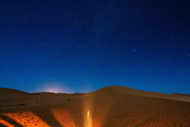 feu de camp en plein desert