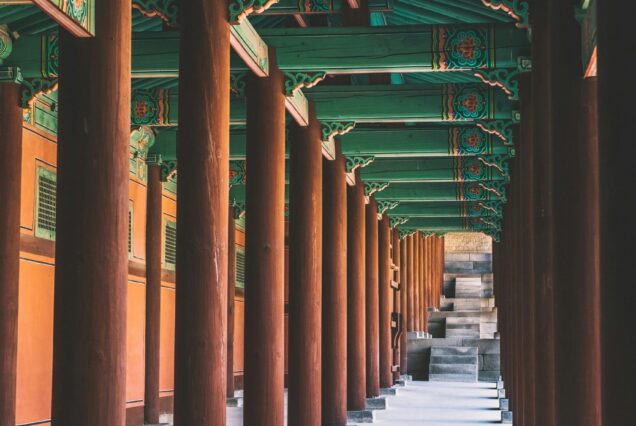 Allée d'un temple en Corée du Sud
