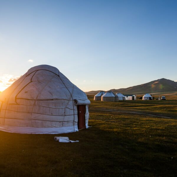 yourte kirghiz coucher de soleil