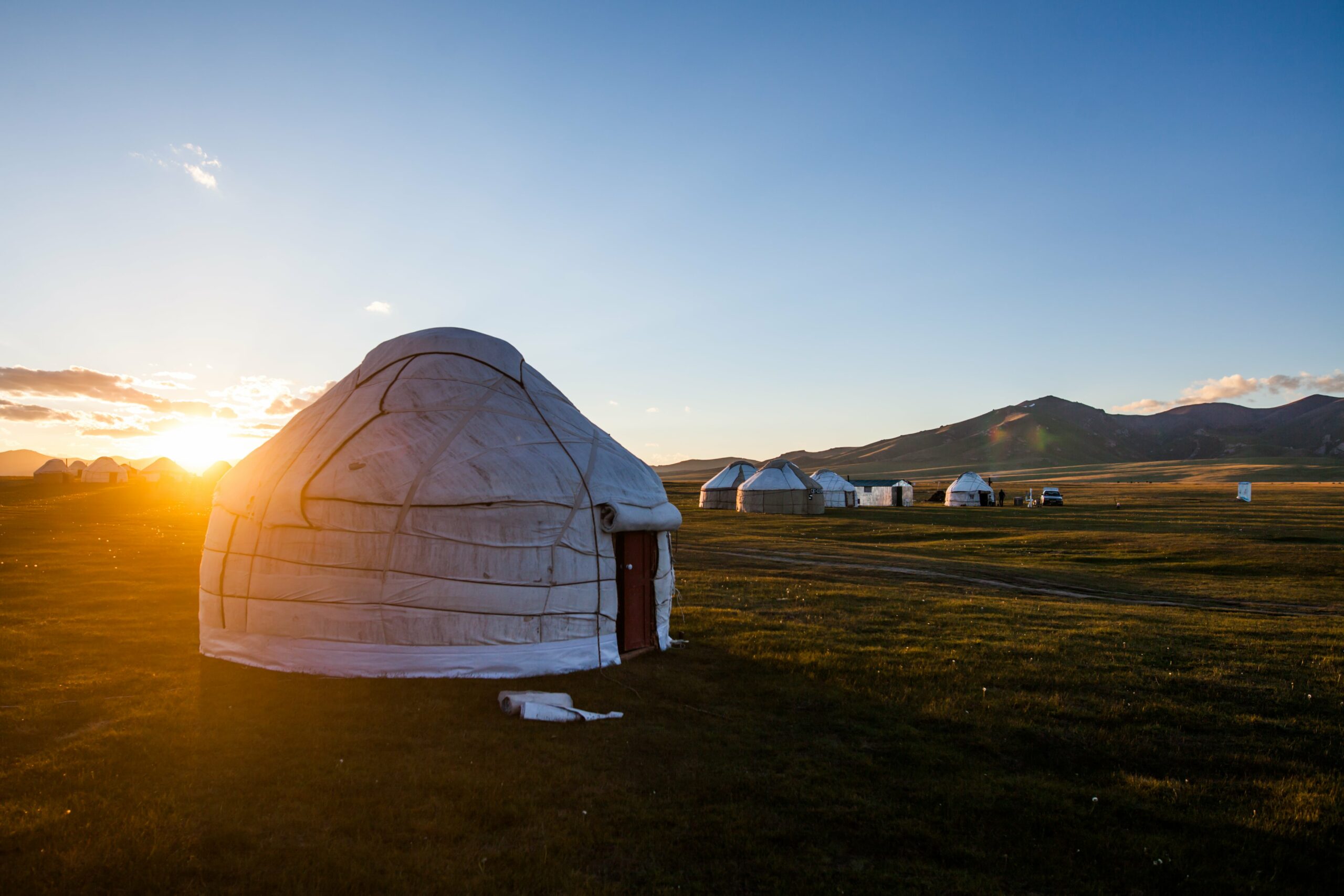yourte kirghiz coucher de soleil