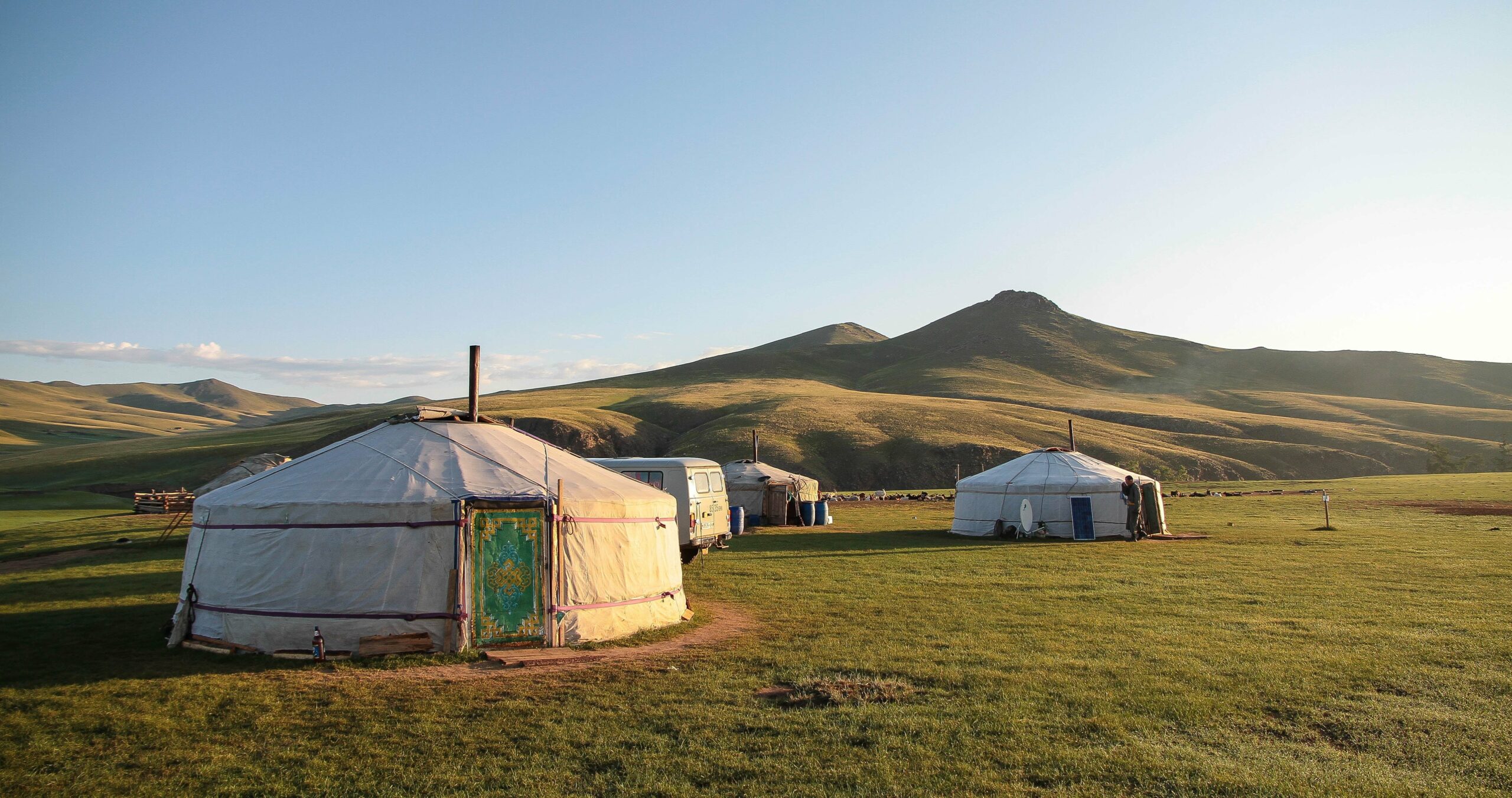 yourtes kirghize dans une plaine