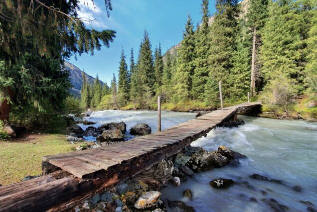 Pont sur une rivière Kirghizistan