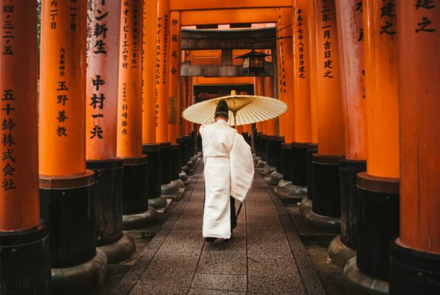 Homme japonais en tenue traditionnelle au sanctuaire Fushimi