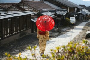 Femme japonaise en kimono avec un parapluie rouge