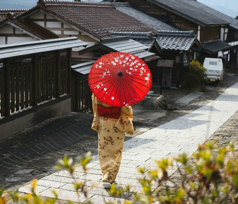 Femme japonaise en kimono avec un parapluie rouge