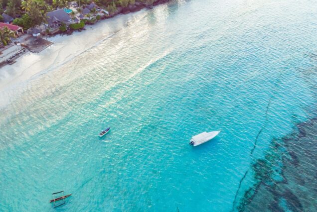 bateaux sur l'eau transparente de Zanzibar