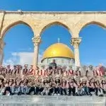 Enfants palestiniens assis devant la mosquée Al-Aqsa