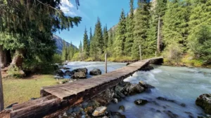 pont sur une riviere kirghizistan, terres de cultures