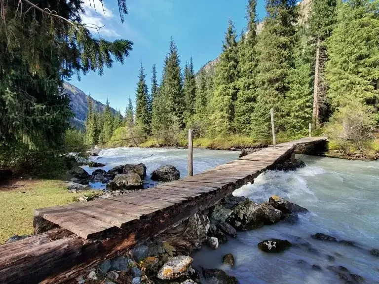 pont sur une riviere kirghizistan, terres de cultures