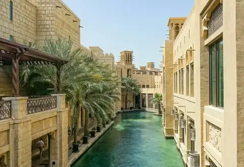 rue ensoleillé des émirats arabes unis