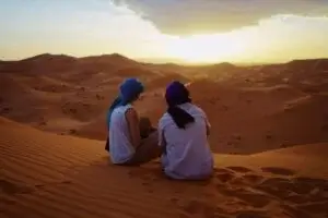 Deux femmes assises dans le désert, Maroc